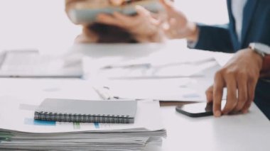 İş adamları ofiste mali raporları tartışıyor