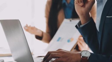 İş adamları ofiste mali raporları tartışıyor