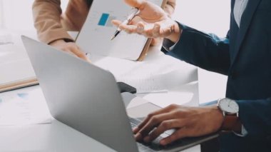 Yargıç Gavin ve Adalet Avukatları hukuk firmasının arka planında takım toplantısı yapıyorlar. Hukuk ve Hukuk Hizmetleri kavramları.