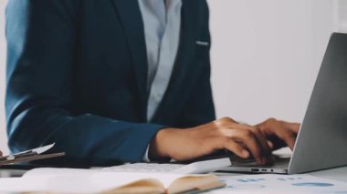 Yargıç Gavin ve Adalet Avukatları hukuk firmasının arka planında takım toplantısı yapıyorlar. Hukuk ve Hukuk Hizmetleri kavramları.