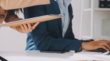 Yargıç Gavin ve Adalet Avukatları hukuk firmasının arka planında takım toplantısı yapıyorlar. Hukuk ve Hukuk Hizmetleri kavramları.