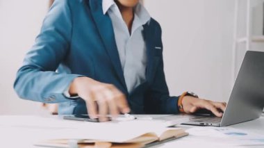 Yargıç Gavin ve Adalet Avukatları hukuk firmasının arka planında takım toplantısı yapıyorlar. Hukuk ve Hukuk Hizmetleri kavramları.