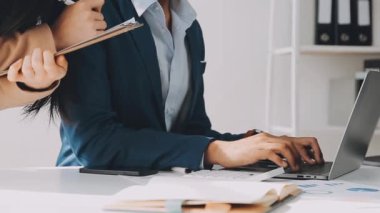 Yargıç Gavin ve Adalet Avukatları hukuk firmasının arka planında takım toplantısı yapıyorlar. Hukuk ve Hukuk Hizmetleri kavramları.