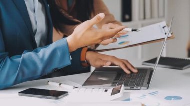 Yargıç Gavin ve Adalet Avukatları hukuk firmasının arka planında takım toplantısı yapıyorlar. Hukuk ve Hukuk Hizmetleri kavramları.