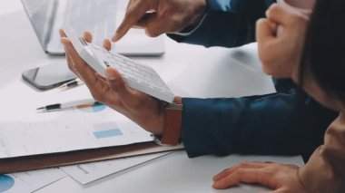 Yargıç Gavin ve Adalet Avukatları hukuk firmasının arka planında takım toplantısı yapıyorlar. Hukuk ve Hukuk Hizmetleri kavramları.