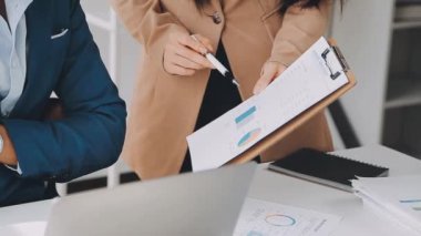 Yargıç Gavin ve Adalet Avukatları hukuk firmasının arka planında takım toplantısı yapıyorlar. Hukuk ve Hukuk Hizmetleri kavramları.