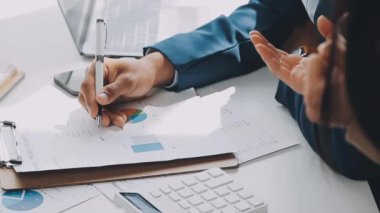 Yargıç Gavin ve Adalet Avukatları hukuk firmasının arka planında takım toplantısı yapıyorlar. Hukuk ve Hukuk Hizmetleri kavramları.