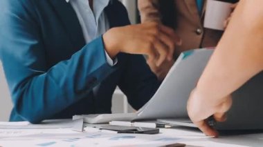 Yargıç Gavin ve Adalet Avukatları hukuk firmasının arka planında takım toplantısı yapıyorlar. Hukuk ve Hukuk Hizmetleri kavramları.