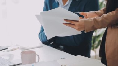 Yargıç Gavin ve Adalet Avukatları hukuk firmasının arka planında takım toplantısı yapıyorlar. Hukuk ve Hukuk Hizmetleri kavramları.