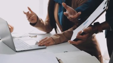 İş ekibi toplantısı yeni bir başlangıç projesi üzerinde çalışıyor, verileri tartışıyor ve analiz ediyor çizelgeler ve grafikler. İş finans ve muhasebe kavramı.