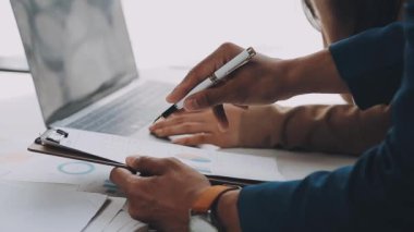 İş ekibi toplantısı yeni bir başlangıç projesi üzerinde çalışıyor, verileri tartışıyor ve analiz ediyor çizelgeler ve grafikler. İş finans ve muhasebe kavramı.