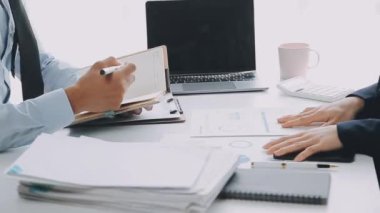 İş ekibi toplantısı yeni bir başlangıç projesi üzerinde çalışıyor, verileri tartışıyor ve analiz ediyor çizelgeler ve grafikler. İş finans ve muhasebe kavramı.