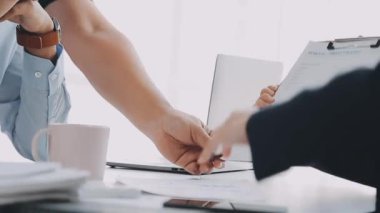 İş ekibi toplantısı yeni bir başlangıç projesi üzerinde çalışıyor, verileri tartışıyor ve analiz ediyor çizelgeler ve grafikler. İş finans ve muhasebe kavramı.