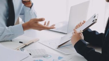 İş ekibi toplantısı yeni bir başlangıç projesi üzerinde çalışıyor, verileri tartışıyor ve analiz ediyor çizelgeler ve grafikler. İş finans ve muhasebe kavramı.