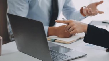 İş ekibi toplantısı yeni bir başlangıç projesi üzerinde çalışıyor, verileri tartışıyor ve analiz ediyor çizelgeler ve grafikler. İş finans ve muhasebe kavramı.