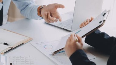 İş ekibi toplantısı yeni bir başlangıç projesi üzerinde çalışıyor, verileri tartışıyor ve analiz ediyor çizelgeler ve grafikler. İş finans ve muhasebe kavramı.