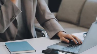 İş ekibi toplantısı yeni bir başlangıç projesi üzerinde çalışıyor, verileri tartışıyor ve analiz ediyor çizelgeler ve grafikler. İş finans ve muhasebe kavramı.