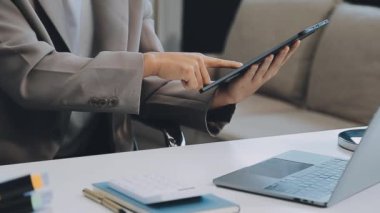 İş ekibi toplantısı yeni bir başlangıç projesi üzerinde çalışıyor, verileri tartışıyor ve analiz ediyor çizelgeler ve grafikler. İş finans ve muhasebe kavramı.