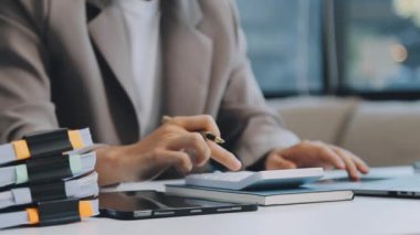 İş ekibi toplantısı yeni bir başlangıç projesi üzerinde çalışıyor, verileri tartışıyor ve analiz ediyor çizelgeler ve grafikler. İş finans ve muhasebe kavramı.