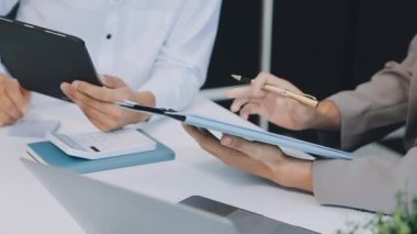 İş ekibi toplantısı yeni bir başlangıç projesi üzerinde çalışıyor, verileri tartışıyor ve analiz ediyor çizelgeler ve grafikler. İş finans ve muhasebe kavramı.