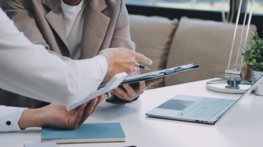 İş ekibi toplantısı yeni bir başlangıç projesi üzerinde çalışıyor, verileri tartışıyor ve analiz ediyor çizelgeler ve grafikler. İş finans ve muhasebe kavramı.