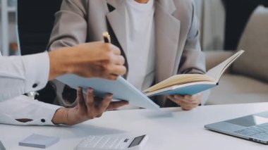 İş ekibi toplantısı yeni bir başlangıç projesi üzerinde çalışıyor, verileri tartışıyor ve analiz ediyor çizelgeler ve grafikler. İş finans ve muhasebe kavramı.