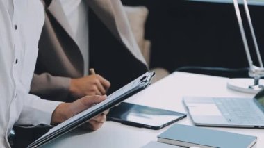 İş ekibi toplantısı yeni bir başlangıç projesi üzerinde çalışıyor, verileri tartışıyor ve analiz ediyor çizelgeler ve grafikler. İş finans ve muhasebe kavramı.