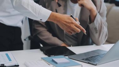 İş ekibi toplantısı yeni bir başlangıç projesi üzerinde çalışıyor, verileri tartışıyor ve analiz ediyor çizelgeler ve grafikler. İş finans ve muhasebe kavramı.