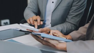 İş ekibi toplantısı yeni bir başlangıç projesi üzerinde çalışıyor, verileri tartışıyor ve analiz ediyor çizelgeler ve grafikler. İş finans ve muhasebe kavramı.