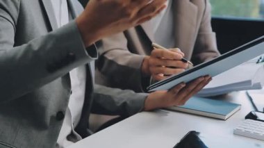 İş ekibi toplantısı yeni bir başlangıç projesi üzerinde çalışıyor, verileri tartışıyor ve analiz ediyor çizelgeler ve grafikler. İş finans ve muhasebe kavramı.