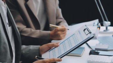 İş ekibi toplantısı yeni bir başlangıç projesi üzerinde çalışıyor, verileri tartışıyor ve analiz ediyor çizelgeler ve grafikler. İş finans ve muhasebe kavramı.