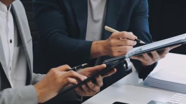 İş ekibi toplantısı yeni bir başlangıç projesi üzerinde çalışıyor, verileri tartışıyor ve analiz ediyor çizelgeler ve grafikler. İş finans ve muhasebe kavramı.