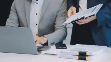 İş adamları ofiste mali raporları tartışıyor