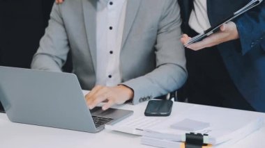 İş adamları ofiste mali raporları tartışıyor