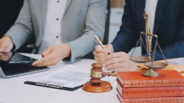 İş adamları ofiste mali raporları tartışıyor