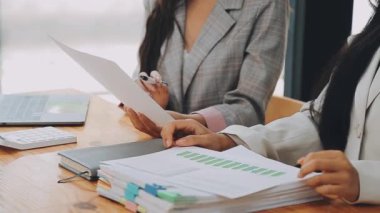 İş adamları ofiste mali raporları tartışıyor