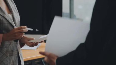 İş adamları ofiste mali raporları tartışıyor