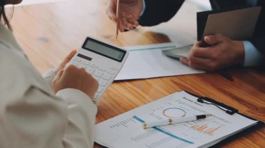 İş adamları ofiste mali raporları tartışıyor