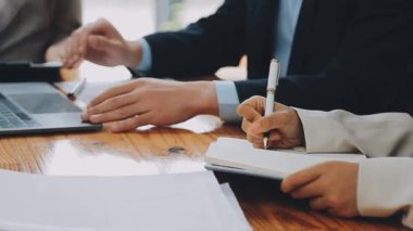 İş adamları ofiste mali raporları tartışıyor