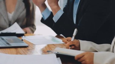 İş adamları ofiste mali raporları tartışıyor