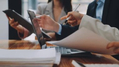 Bir grup sıradan giyinmiş Asyalı iş adamı ofiste fikirleri tartışıyor. Yaratıcı profesyoneller, yeni başarılı girişim projesinin önemli konularını tartışmak üzere toplantıda bir araya geldiler.