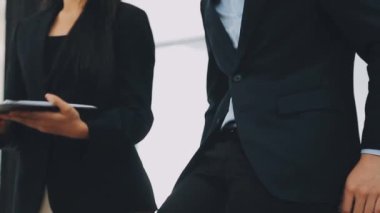 Bir grup sıradan giyinmiş Asyalı iş adamı ofiste fikirleri tartışıyor. Yaratıcı profesyoneller, yeni başarılı girişim projesinin önemli konularını tartışmak üzere toplantıda bir araya geldiler.