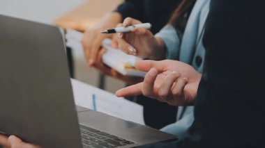 Bir grup sıradan giyinmiş Asyalı iş adamı ofiste fikirleri tartışıyor. Yaratıcı profesyoneller, yeni başarılı girişim projesinin önemli konularını tartışmak üzere toplantıda bir araya geldiler.