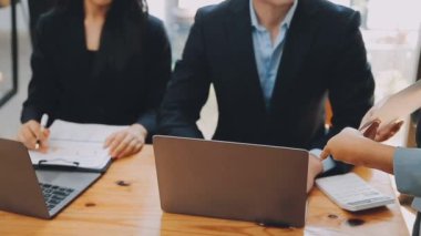 Bir grup sıradan giyinmiş Asyalı iş adamı ofiste fikirleri tartışıyor. Yaratıcı profesyoneller, yeni başarılı girişim projesinin önemli konularını tartışmak üzere toplantıda bir araya geldiler.