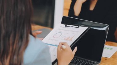 Bir grup sıradan giyinmiş Asyalı iş adamı ofiste fikirleri tartışıyor. Yaratıcı profesyoneller, yeni başarılı girişim projesinin önemli konularını tartışmak üzere toplantıda bir araya geldiler.