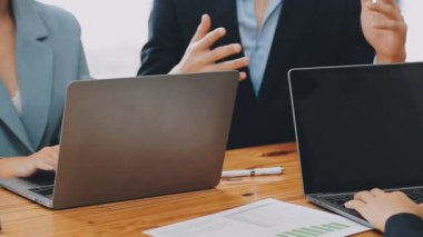 Bir grup sıradan giyinmiş Asyalı iş adamı ofiste fikirleri tartışıyor. Yaratıcı profesyoneller, yeni başarılı girişim projesinin önemli konularını tartışmak üzere toplantıda bir araya geldiler.