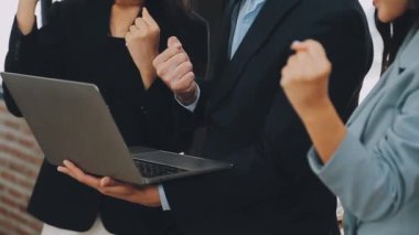 Bir grup sıradan giyinmiş Asyalı iş adamı ofiste fikirleri tartışıyor. Yaratıcı profesyoneller, yeni başarılı girişim projesinin önemli konularını tartışmak üzere toplantıda bir araya geldiler.