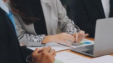 Bir grup sıradan giyinmiş Asyalı iş adamı ofiste fikirleri tartışıyor. Yaratıcı profesyoneller, yeni başarılı girişim projesinin önemli konularını tartışmak üzere toplantıda bir araya geldiler.