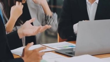 Bir grup sıradan giyinmiş Asyalı iş adamı ofiste fikirleri tartışıyor. Yaratıcı profesyoneller, yeni başarılı girişim projesinin önemli konularını tartışmak üzere toplantıda bir araya geldiler.