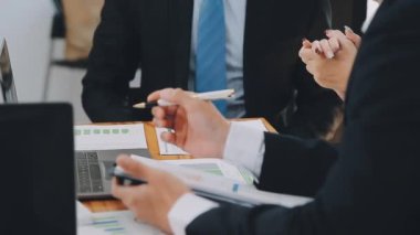 Bir grup sıradan giyinmiş Asyalı iş adamı ofiste fikirleri tartışıyor. Yaratıcı profesyoneller, yeni başarılı girişim projesinin önemli konularını tartışmak üzere toplantıda bir araya geldiler.